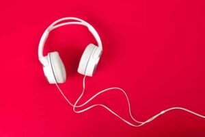 Headphones são essenciais para gravar um podcast